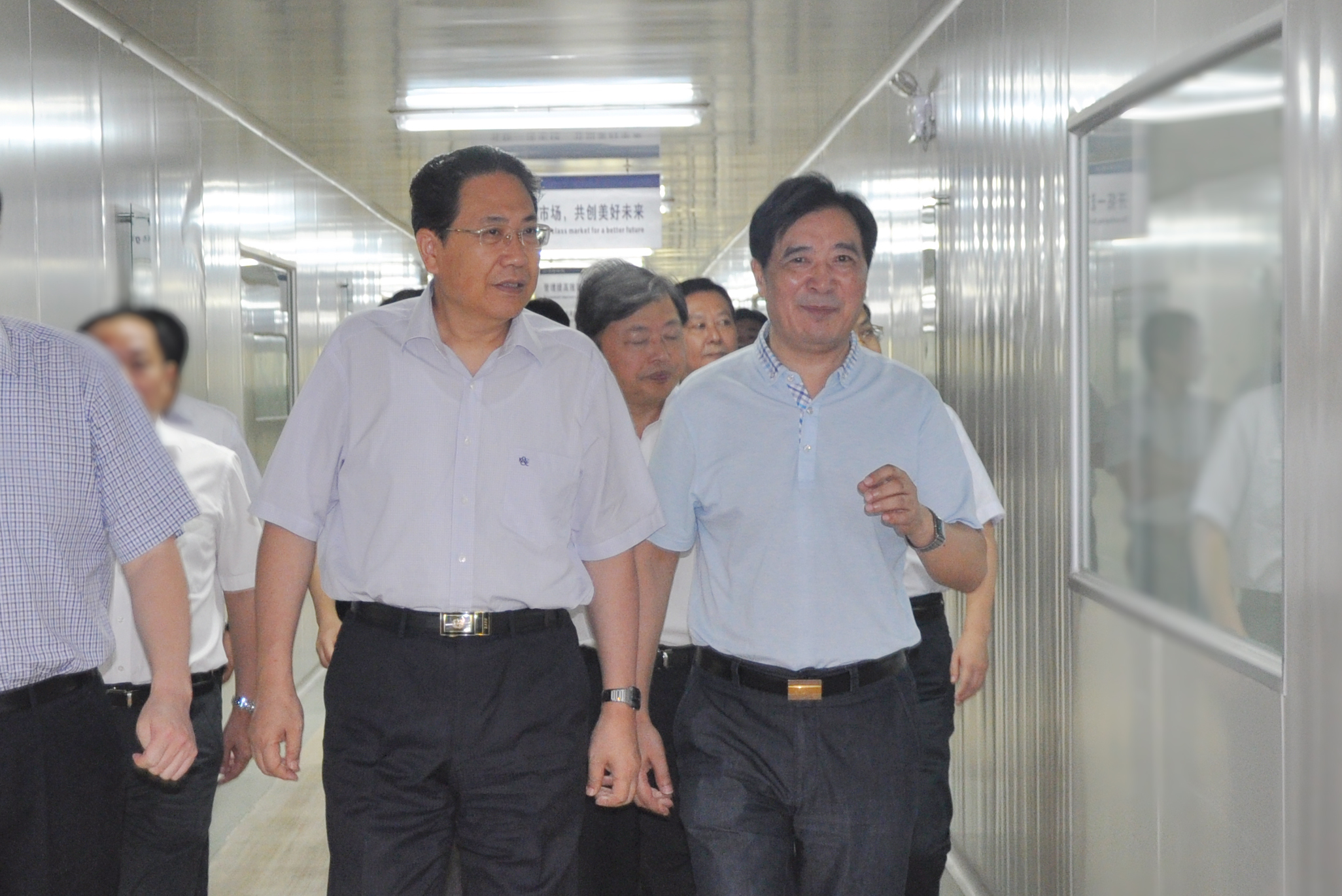 第十四屆全國人大常委會委員、環境與資源保護委員會副主任委員，中央第一生態環境保護督察組組長（時任安徽省委書記）李錦斌蒞臨安徽天康集團調研指導工作