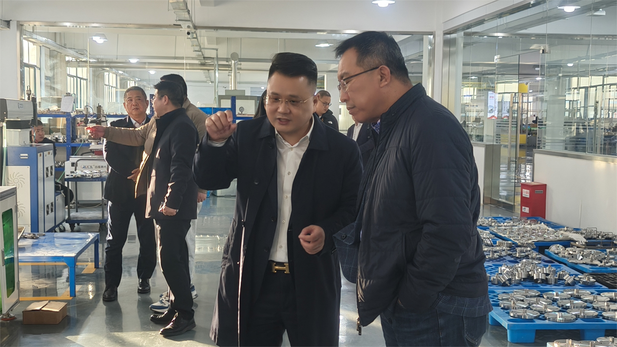 毛總向儀表協會介紹產品