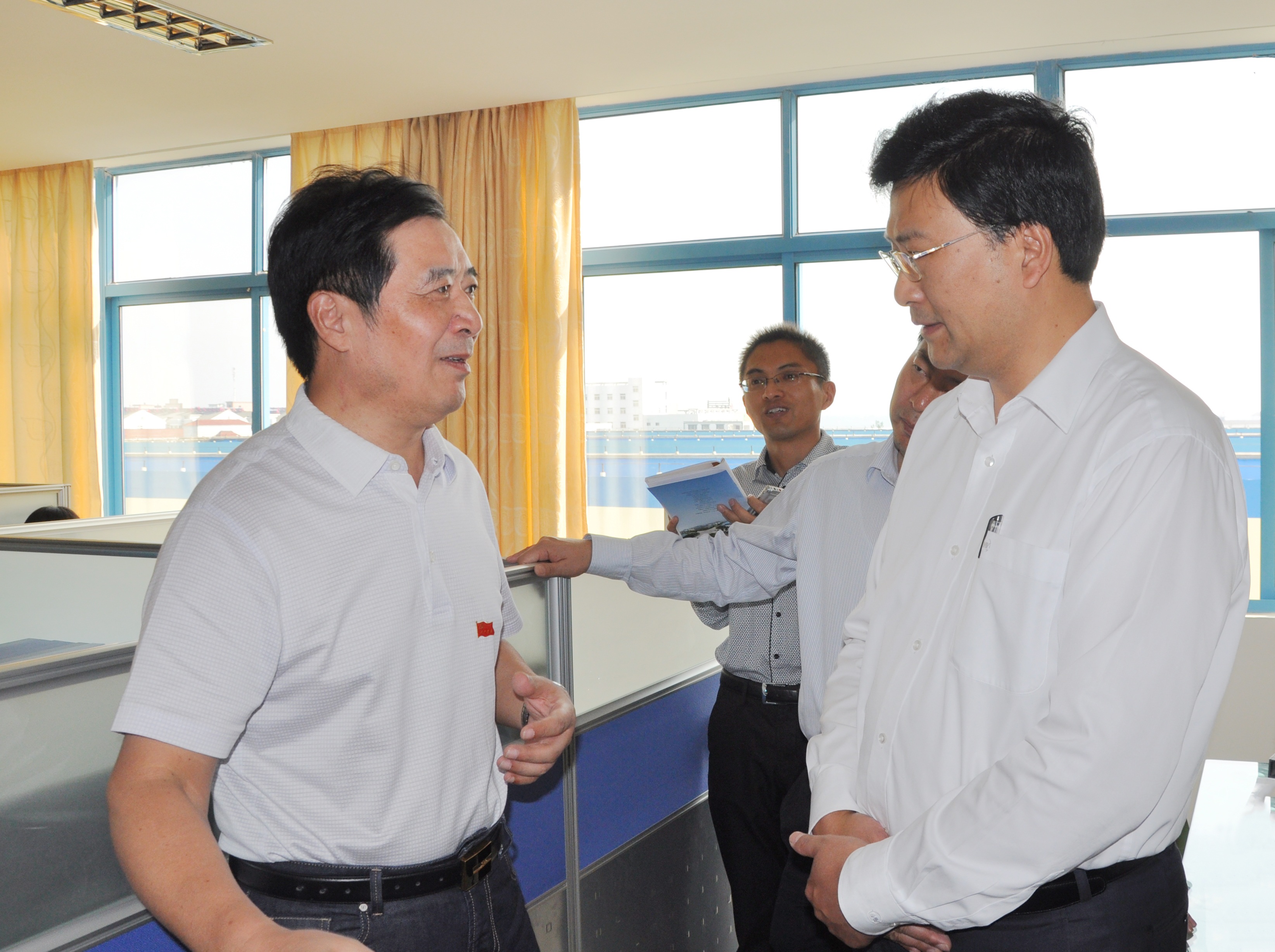 6‘王炯，在電視機中間中(1)